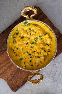 Peynirli omlet ve taze soğan. Bir bakırda hizmet verdim. 