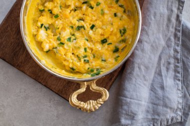 Peynirli omlet ve taze soğan. Bir bakırda hizmet verdim. 