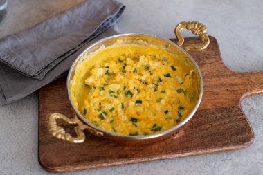 Peynirli omlet ve taze soğan. Bir bakırda hizmet verdim. 