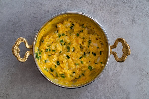 Peynirli omlet ve taze soğan. Bir bakırda hizmet verdim. 