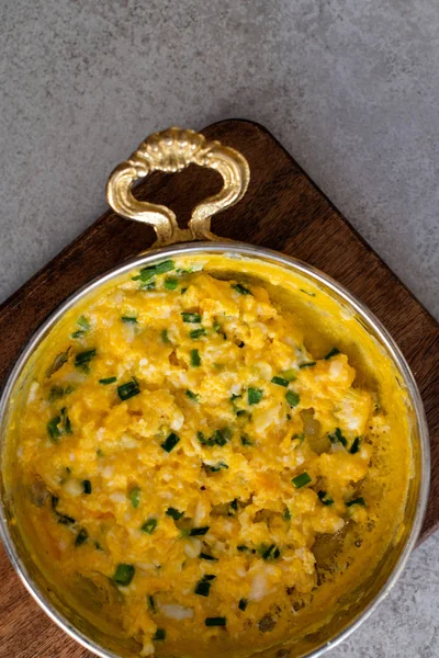 Peynirli omlet ve taze soğan. Bir bakırda hizmet verdim. 