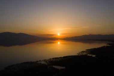 Gölün üzerinde gün batımı. Güzel gün batımının hava manzarası. İznik