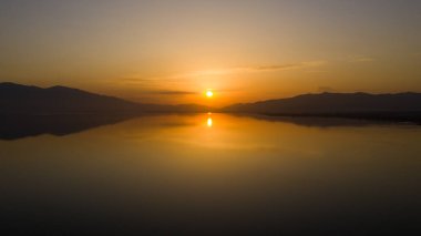 Gölün üzerinde gün batımı. Güzel gün batımının hava manzarası. İznik