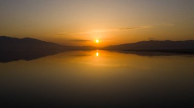 Gölün üzerinde gün batımı. Güzel gün batımının hava manzarası. İznik