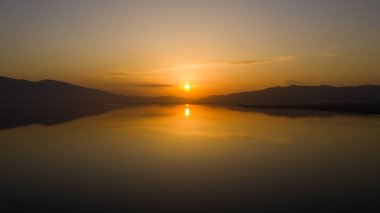 Gölün üzerinde gün batımı. Güzel gün batımının hava manzarası. İznik