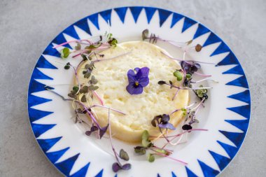 Izgara Yunan peyniri mikroyeşillik ve reçel ile servis edilir.