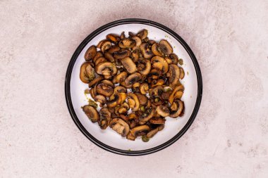 Vejetaryen yemeği. Kapari ve sarımsakla servis edilen fırında mantar.