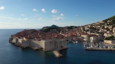 Hırvatistan 'ın Dubrovnik kentinin hava manzarası. Eski Dubrovnik kasabası. Ünlü tarihi ve turistik şehir.