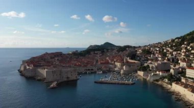 Hırvatistan 'ın Dubrovnik kentinin hava manzarası. Eski Dubrovnik kasabası. Ünlü tarihi ve turistik şehir.