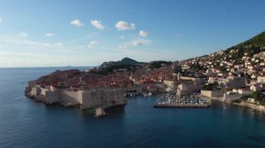 Hırvatistan 'ın Dubrovnik kentinin hava manzarası. Eski Dubrovnik kasabası. Ünlü tarihi ve turistik şehir.