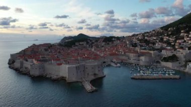 Hırvatistan 'ın Dubrovnik kentinin hava manzarası. Eski Dubrovnik kasabası. Ünlü tarihi ve turistik şehir.