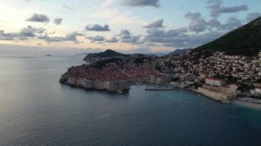 Hırvatistan 'ın Dubrovnik kentinin hava manzarası. Eski Dubrovnik kasabası. Ünlü tarihi ve turistik şehir.