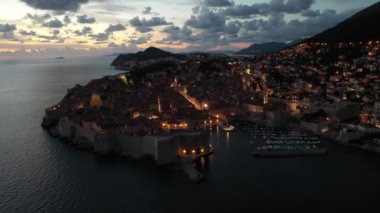 Hırvatistan 'ın Dubrovnik kentinin hava manzarası. Eski Dubrovnik kasabası. Ünlü tarihi ve turistik şehir.