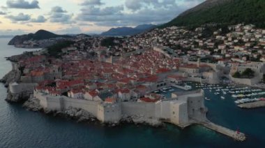 Hırvatistan 'ın Dubrovnik kentinin hava manzarası. Eski Dubrovnik kasabası. Ünlü tarihi ve turistik şehir.