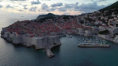 Hırvatistan 'ın Dubrovnik kentinin hava manzarası. Eski Dubrovnik kasabası. Ünlü tarihi ve turistik şehir.