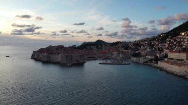 Hırvatistan 'ın Dubrovnik kentinin hava manzarası. Eski Dubrovnik kasabası. Ünlü tarihi ve turistik şehir.