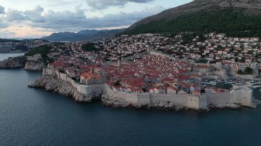 Hırvatistan 'ın Dubrovnik kentinin hava manzarası. Eski Dubrovnik kasabası. Ünlü tarihi ve turistik şehir.