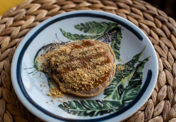 American Pancake geserveerd met crème karamel, kruimels en ma — Stockfoto