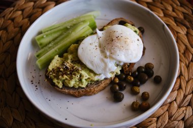 haşlanmış yumurta ile avokado tost