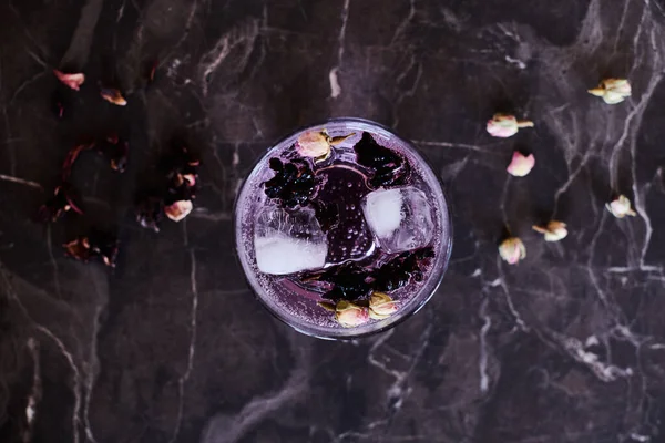 Pink Gin Και Tonic Cocktail Hibiscus Και Αποξηραμένα Rose Buds — Φωτογραφία Αρχείου