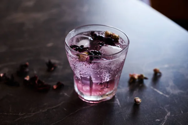 Gin Rose Cocktail Tonique Avec Hibiscus Bourgeons Roses Séchés — Photo