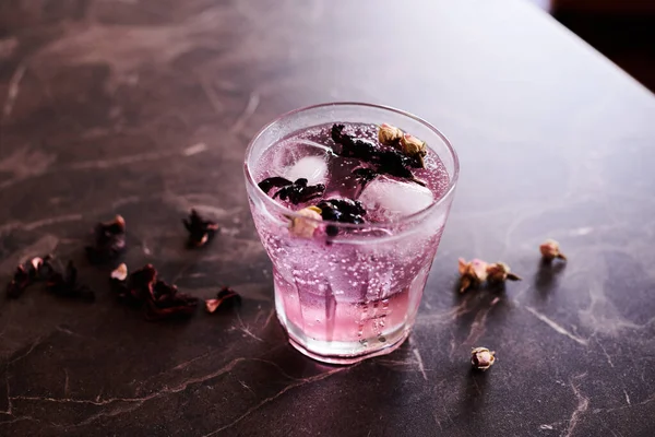 Gin Rose Cocktail Tonique Avec Hibiscus Bourgeons Roses Séchés — Photo