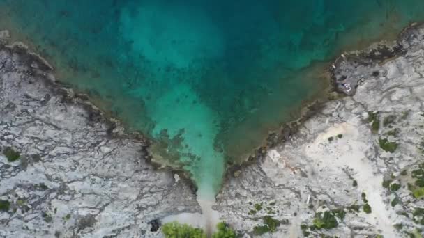 美丽海岸的空中景色 白茫茫大海 海浪冲击着海岸 海洋和海洋概念 — 图库视频影像