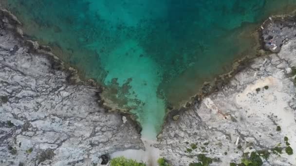 美丽海岸的空中景色 白茫茫大海 海浪冲击着海岸 海洋和海洋概念 — 图库视频影像