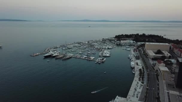 クロアチアのスプリットの空中ビデオ アドリア海の隣の街 美しい海岸 — ストック動画