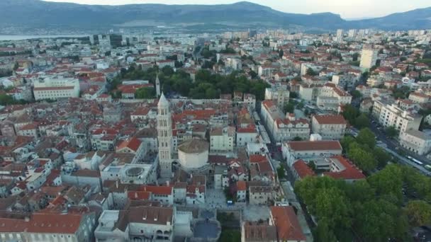 クロアチアのスプリットの空中ビデオ アドリア海の隣の街 美しい海岸 — ストック動画