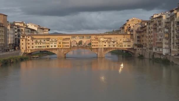 Ponte Vecchio Florença Itália 2019 Ponte Famosa Florença Com Pequenas — Vídeo de Stock