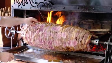 Türk Cag Kebap. Erzurum, Türkiye 'den geleneksel Türk yemekleri. Şef kebap hazırlıyor.. 