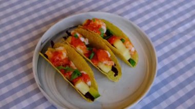 Tabakta servis edilen karidesli taco. Soslu lezzetli deniz ürünleri tacoları.