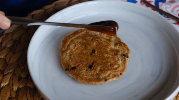 Milchkaramell Auf Pfannkuchen Verteilen — Stockvideo