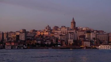 İstanbul, Türkiye, 02 / 03 / 2020 - Galata Kulesi, Galata Köprüsü ve Golden Horn 'da büyülü saatlerde günbatımı. Altın Boynuz büyük bir kentsel su yolu ve İstanbul 'da Boğaz' ın birincil körfezi. Martılar ve tekneler geçiyor. İstanbul titreşimleri gösteriliyor