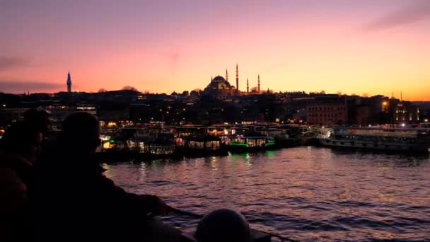 土耳其伊斯坦布尔 2020年3月2日 在Galata塔 Galata桥和Golden Horn的神奇时刻日落 金角湾是伊斯坦布尔主要的城市水道 也是博斯普鲁斯海峡的主要入口 — 图库视频影像