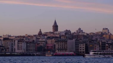 İstanbul, Türkiye, 02 / 03 / 2020 - Galata Kulesi, Galata Köprüsü ve Golden Horn 'da büyülü saatlerde günbatımı. Altın Boynuz büyük bir kentsel su yolu ve İstanbul 'da Boğaz' ın birincil körfezi. Martılar ve tekneler geçiyor. İstanbul titreşimleri gösteriliyor