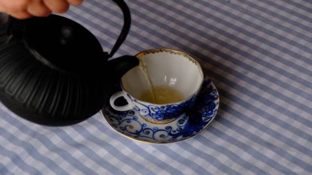 Verter Elaborado Tetera Hierro Fundido Las Tazas Vintage — Vídeos de Stock