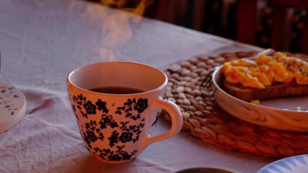 Sıcak Buharlı Çay Kahvaltı Tabağının Yanında Sıcak Bir — Stok video