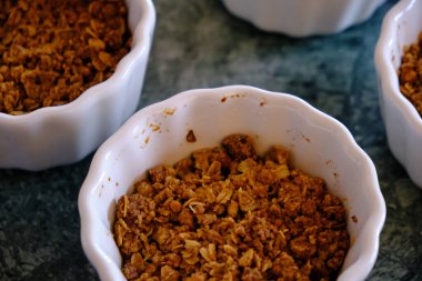 Sağlıklı, ev yapımı elma gevreği.