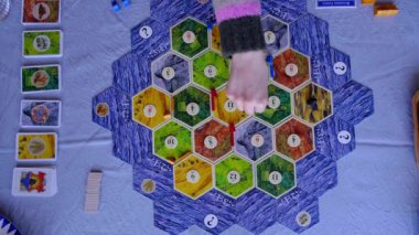 Arkadaşlar Catan Yerleşimcileri masa oyunu oynuyorlar