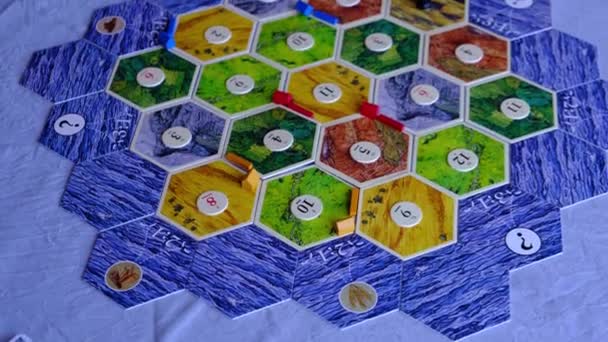 Freunde Spielen Siedler Von Catan Brettspiel — Stockvideo