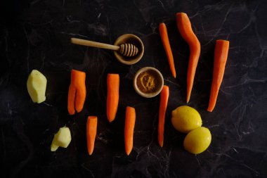 Vitamin takviyesi, havuç, zencefil, limon, altın süt. Sağlıklı meyve ve sebze karışımı. Dokunulmazlık desteği.