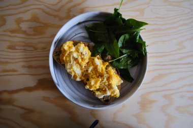 Yumurtalı ekmek, ev yapımı kahvaltı.