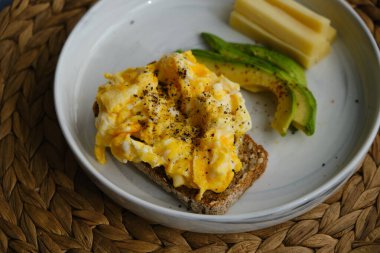 Yumurtalı ekmek, ev yapımı kahvaltı.