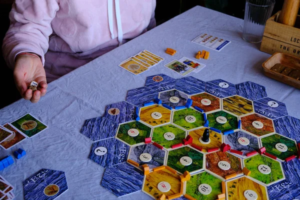 Barátok Játszik Telepesek Catan Társasjáték Koncepció Emberek Játszanak Társasjátékok — Stock Fotó