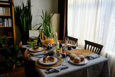 Sıcak ev havası ile nefis bir kahvaltı, lezzetli kahvaltı konsepti ve evim güzel evim.