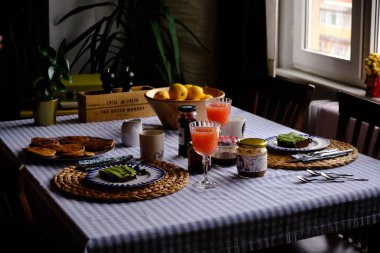 Sıcak ev havası ile nefis bir kahvaltı, lezzetli kahvaltı konsepti ve evim güzel evim.