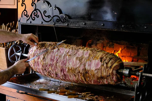 Cag Kebap, geleneksel Türk Kebap 'ı şef hazırlıyor. Servis için kebap dilimliyorum..