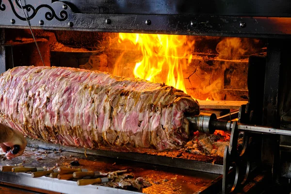 Cag Kebap, geleneksel Türk Kebap 'ı şef hazırlıyor. Servis için kebap dilimliyorum..